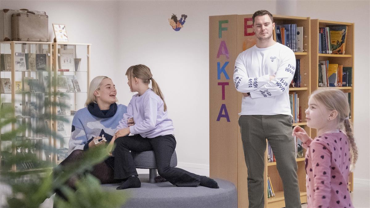 Situasjonsbilde der elever og ansatte leker - Klikk for stort bilde