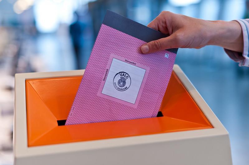 En stemmeseddel puttes i valgurnen - Klikk for stort bilde