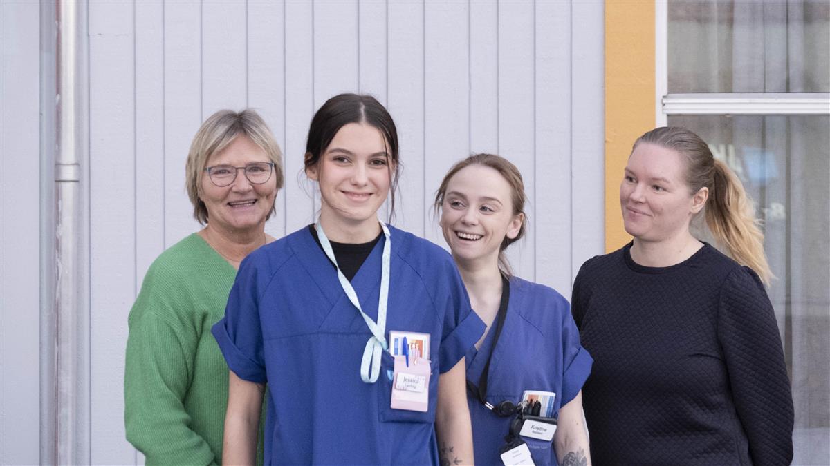 Fire personer foran kamera. - Klikk for stort bilde