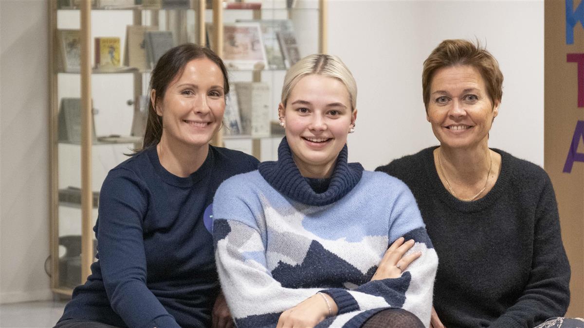 Tre personer ser mot kamera - Klikk for stort bilde